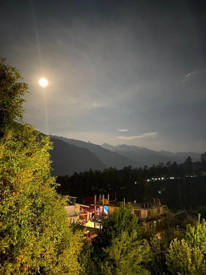 Attic Monkey Cafe & Rooms Manāli Екстериор снимка