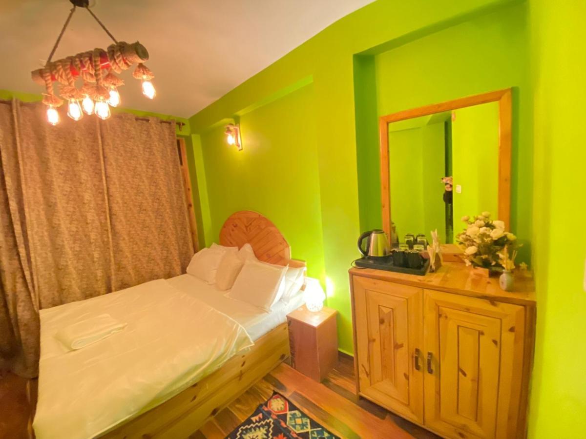 Attic Monkey Cafe & Rooms Manāli Екстериор снимка