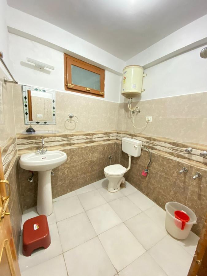 Attic Monkey Cafe & Rooms Manāli Екстериор снимка