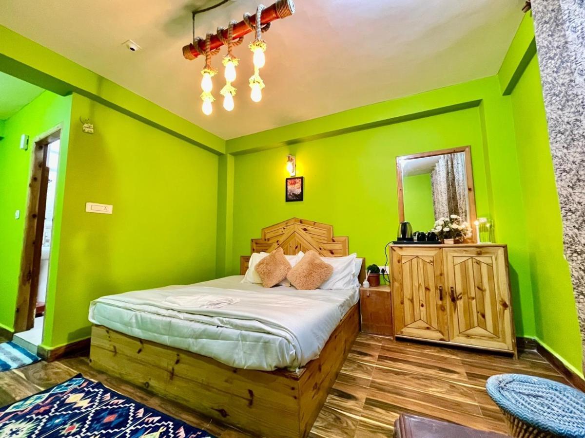 Attic Monkey Cafe & Rooms Manāli Екстериор снимка