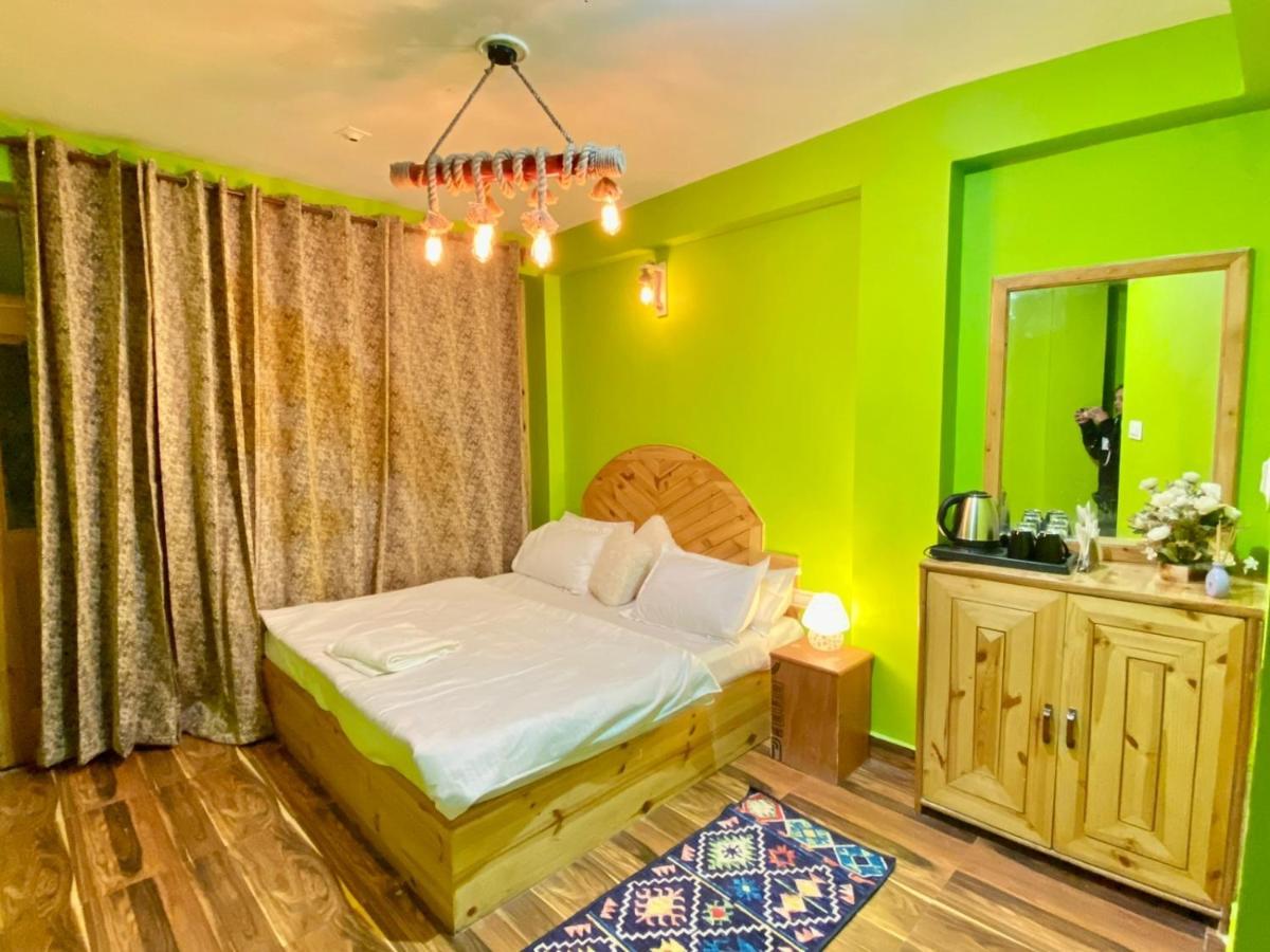 Attic Monkey Cafe & Rooms Manāli Екстериор снимка