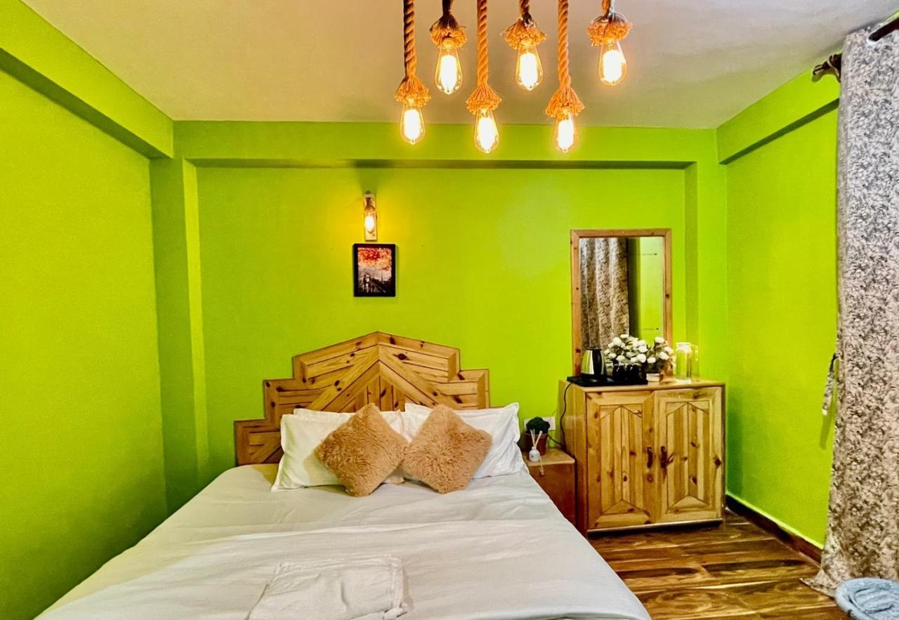 Attic Monkey Cafe & Rooms Manāli Екстериор снимка