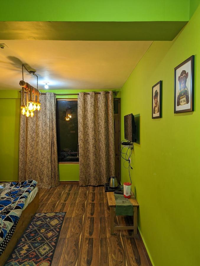 Attic Monkey Cafe & Rooms Manāli Екстериор снимка