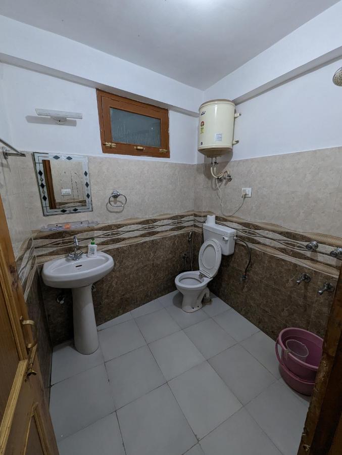 Attic Monkey Cafe & Rooms Manāli Екстериор снимка