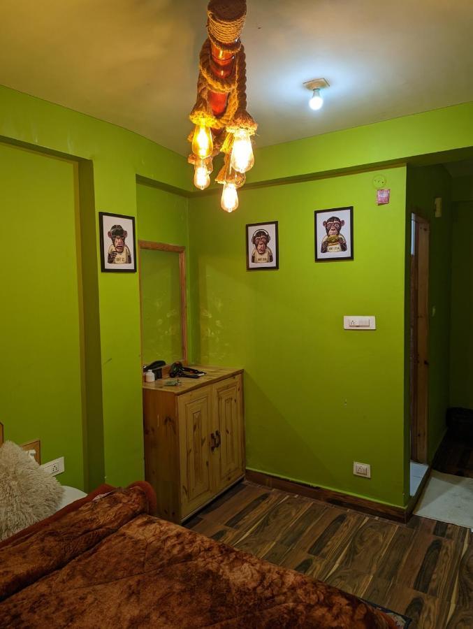 Attic Monkey Cafe & Rooms Manāli Екстериор снимка