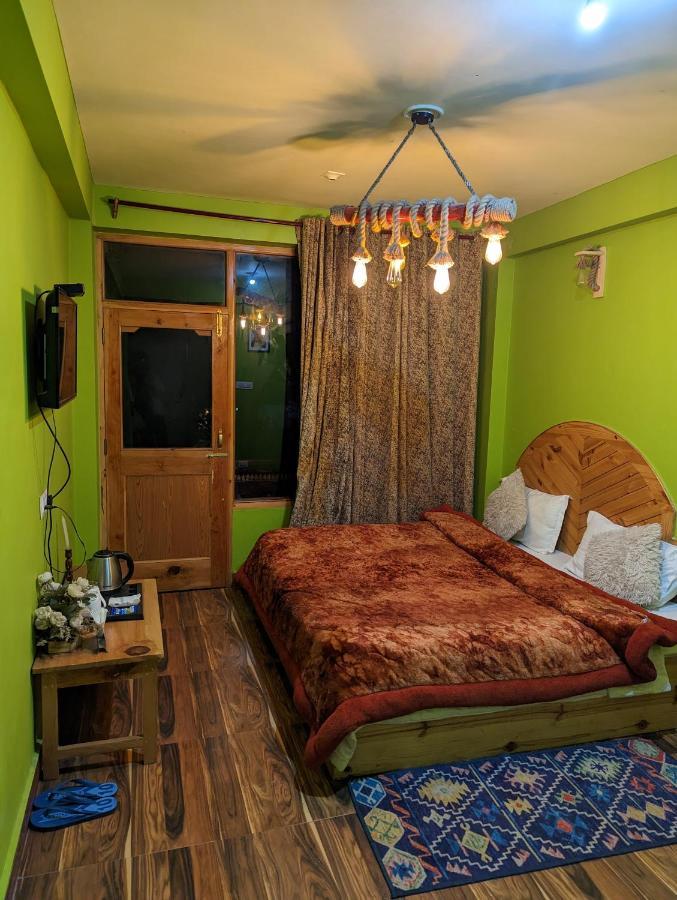 Attic Monkey Cafe & Rooms Manāli Екстериор снимка