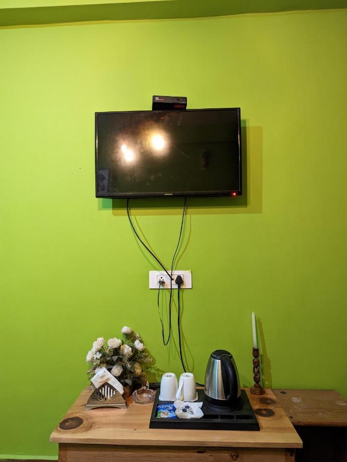 Attic Monkey Cafe & Rooms Manāli Екстериор снимка