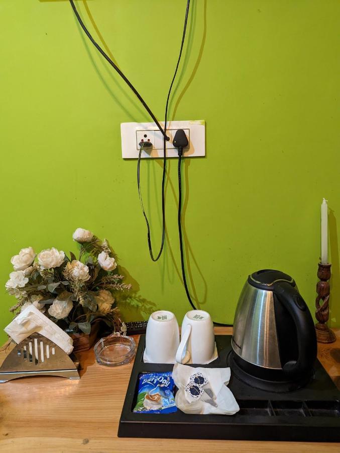 Attic Monkey Cafe & Rooms Manāli Екстериор снимка