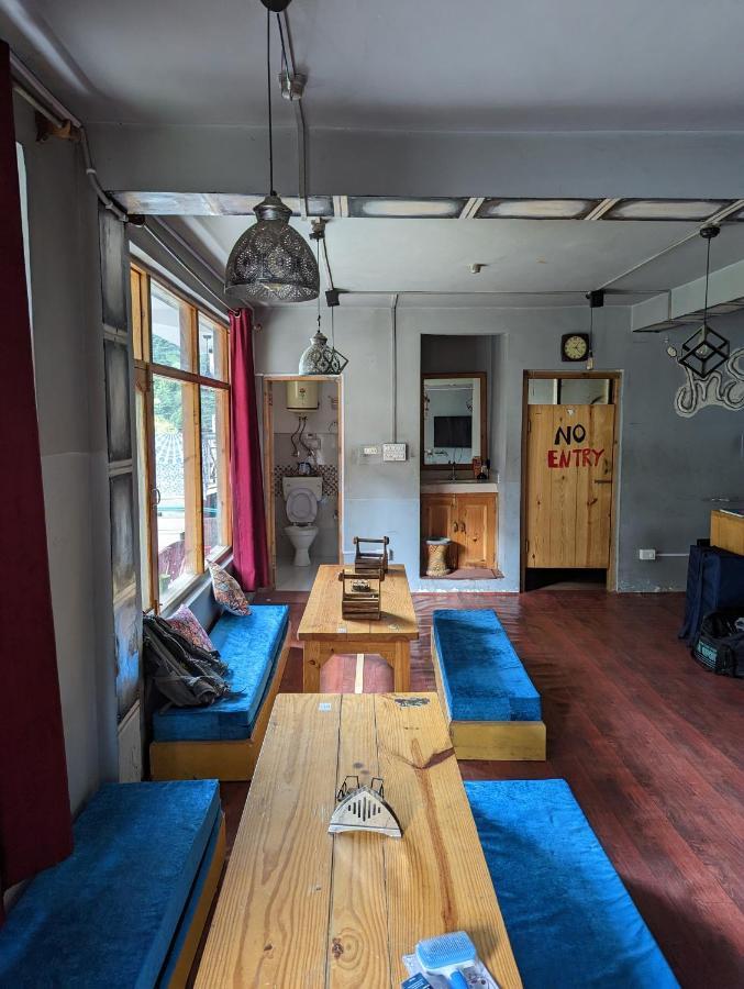 Attic Monkey Cafe & Rooms Manāli Екстериор снимка