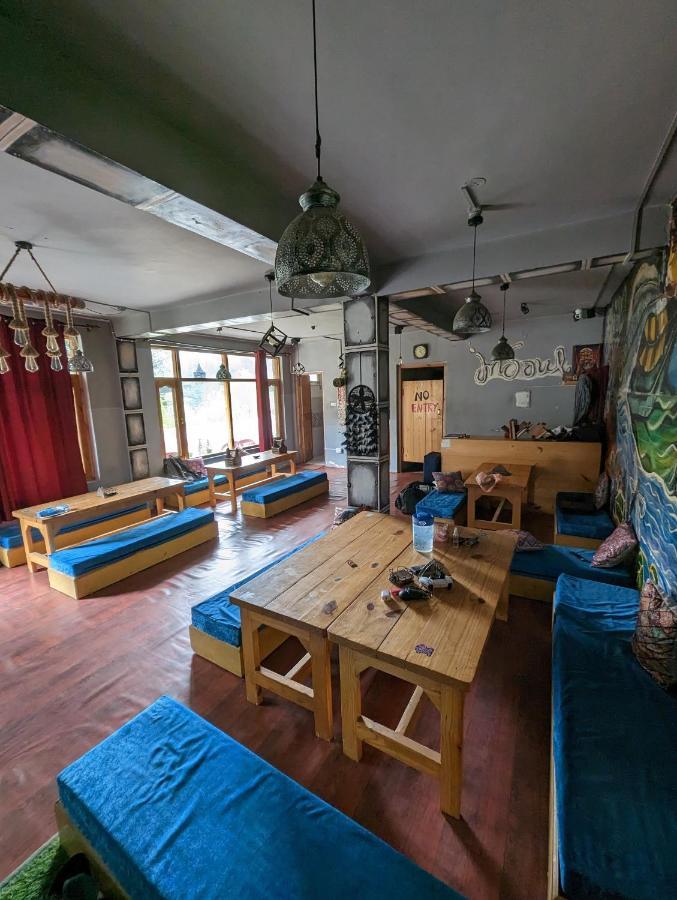 Attic Monkey Cafe & Rooms Manāli Екстериор снимка