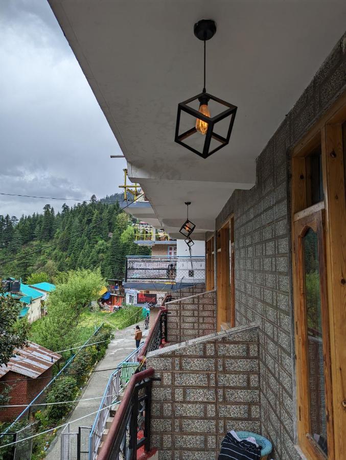 Attic Monkey Cafe & Rooms Manāli Екстериор снимка