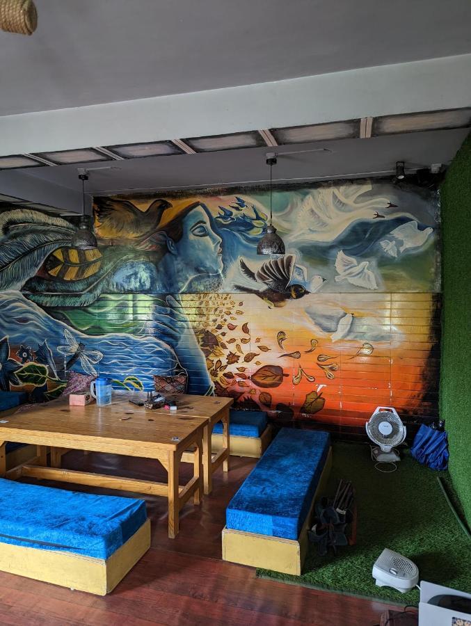 Attic Monkey Cafe & Rooms Manāli Екстериор снимка