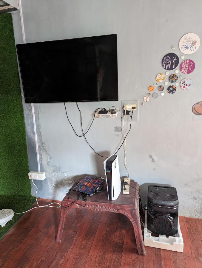 Attic Monkey Cafe & Rooms Manāli Екстериор снимка