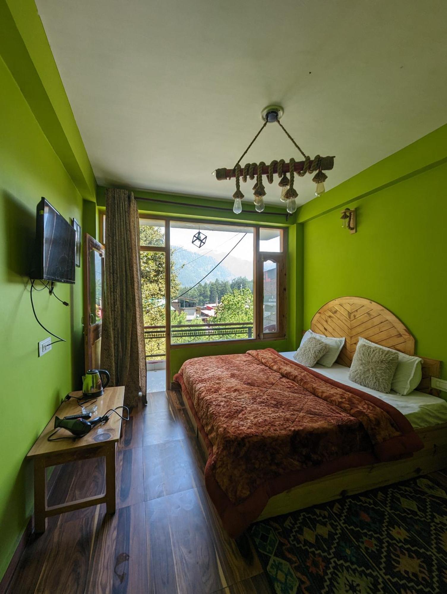 Attic Monkey Cafe & Rooms Manāli Екстериор снимка