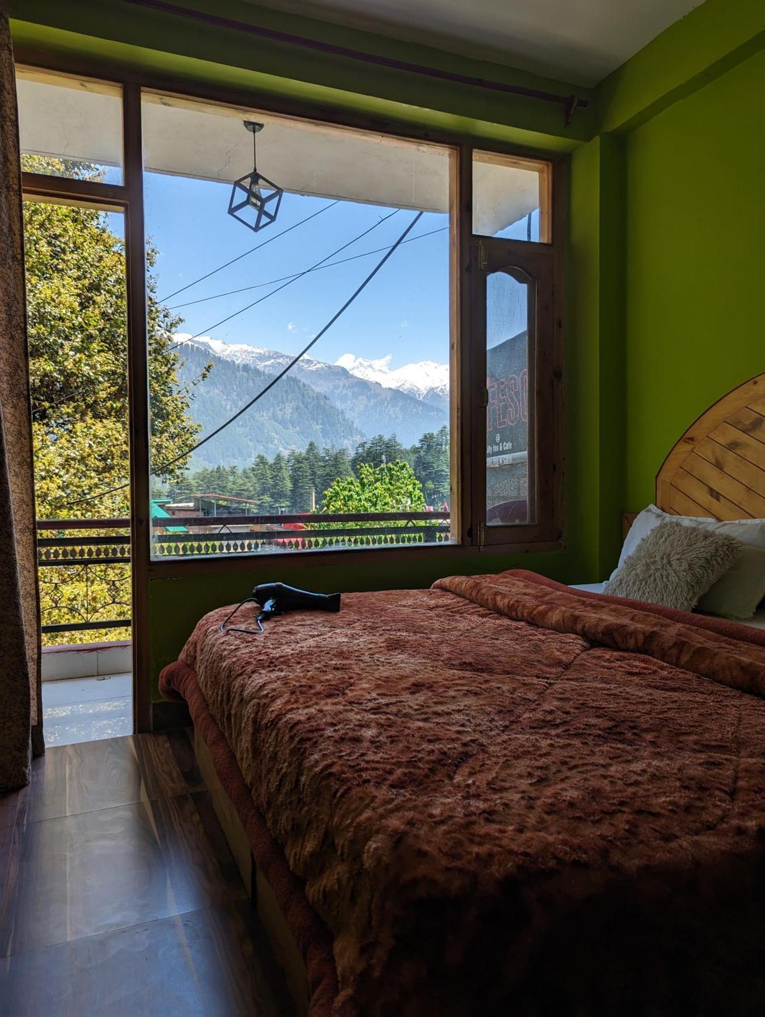 Attic Monkey Cafe & Rooms Manāli Екстериор снимка