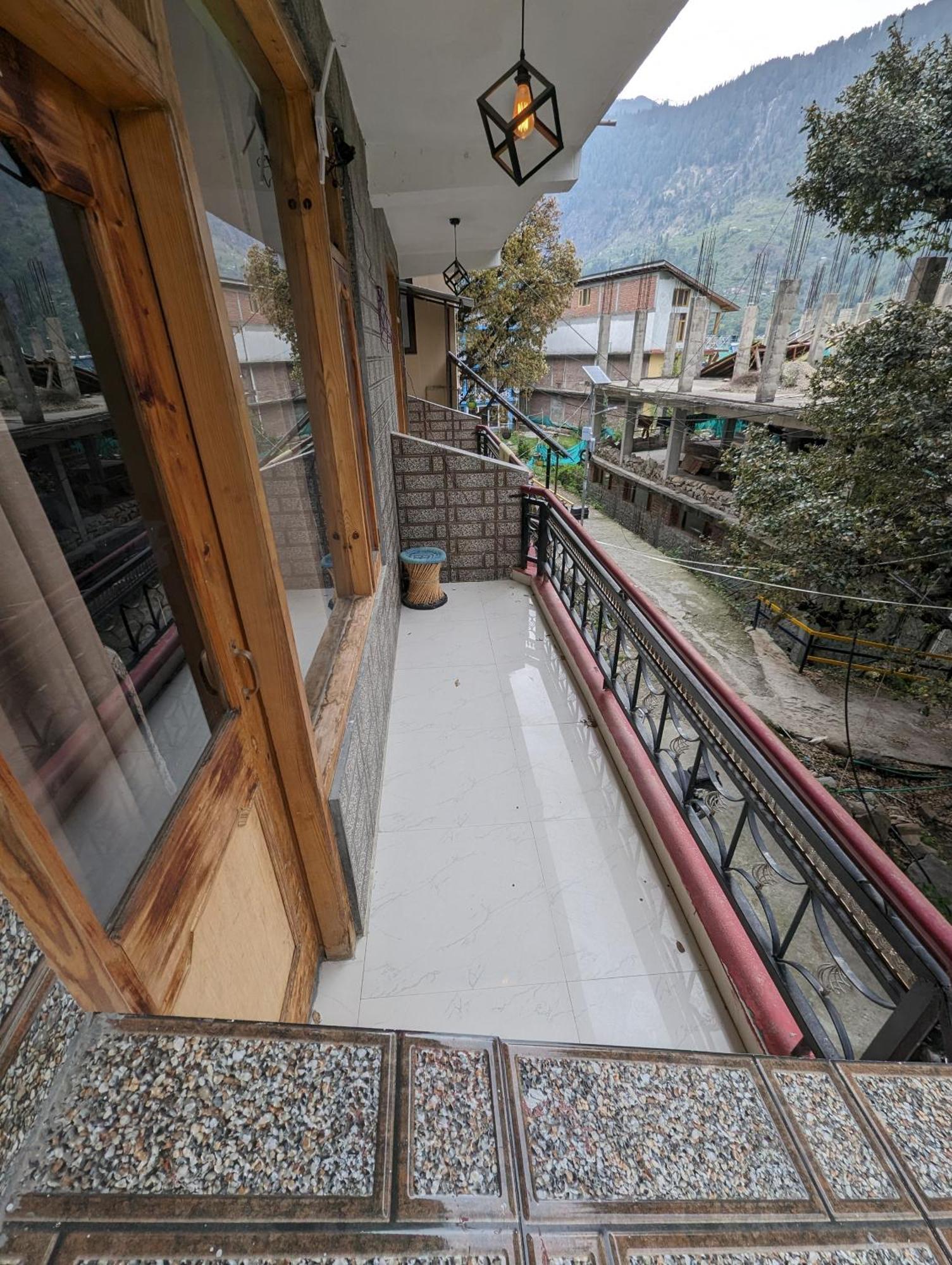 Attic Monkey Cafe & Rooms Manāli Екстериор снимка