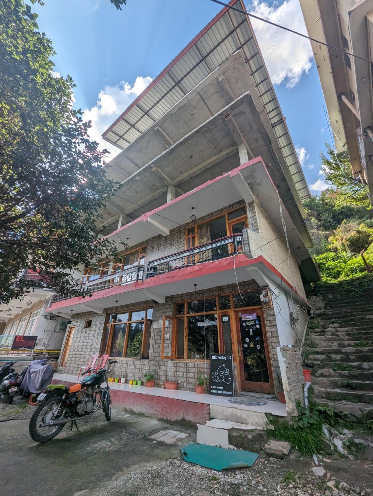 Attic Monkey Cafe & Rooms Manāli Екстериор снимка