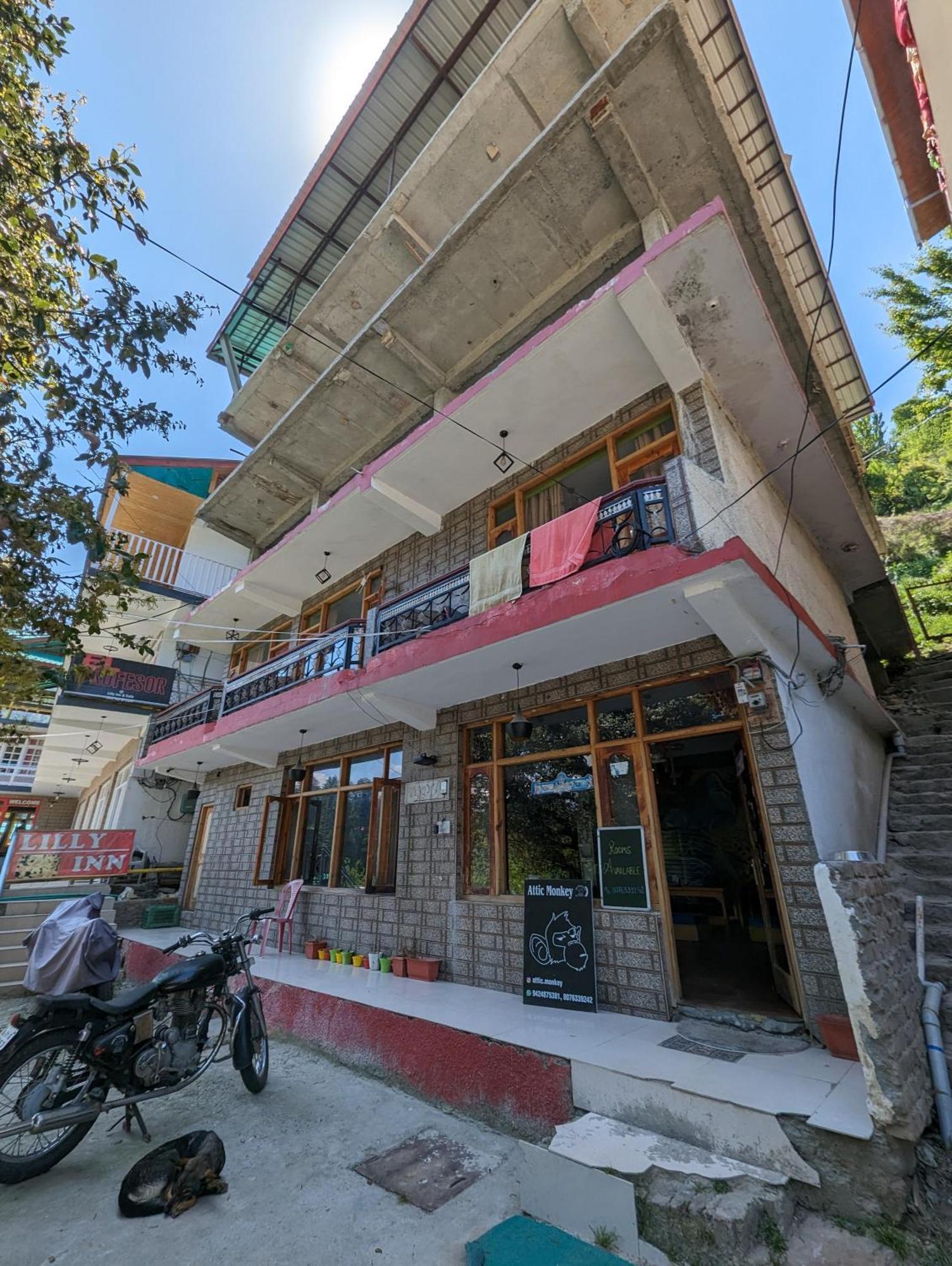Attic Monkey Cafe & Rooms Manāli Екстериор снимка