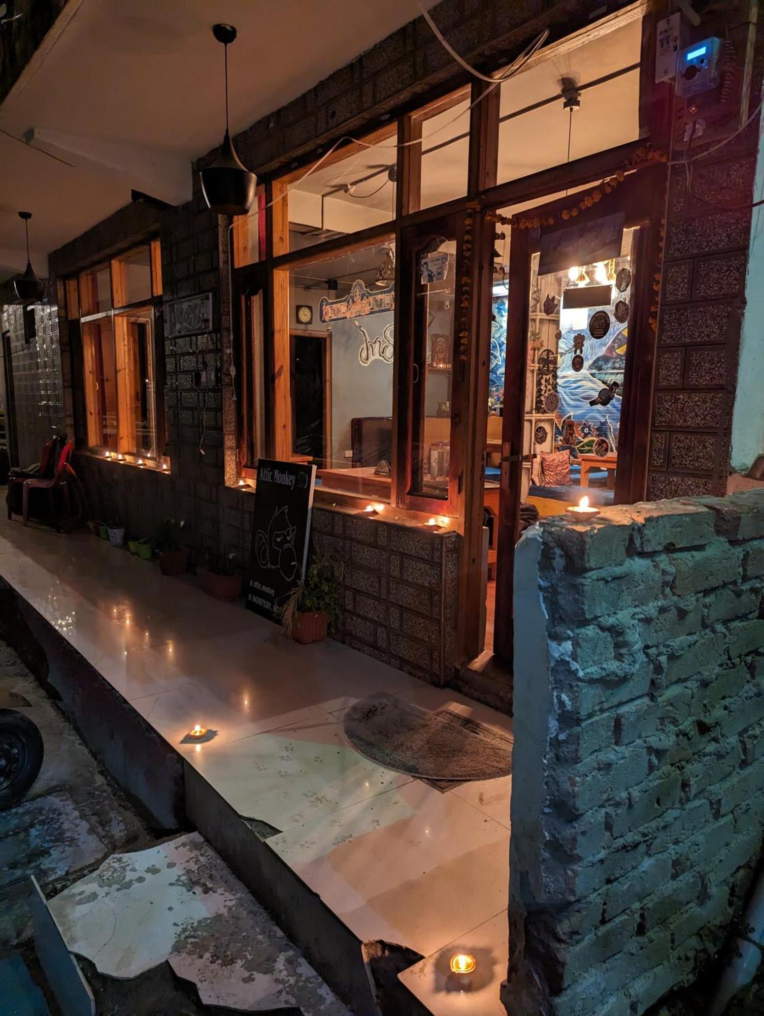 Attic Monkey Cafe & Rooms Manāli Екстериор снимка